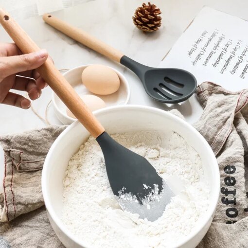 Set 12 Utensili Cucina Silicone Antiaderente con Manico in Legno - immagine 4