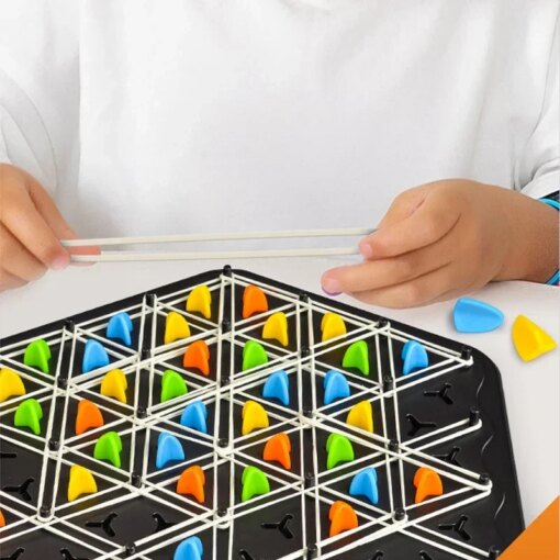 Scacchiera Triangolare a Catena - Sfida Strategica per Tutte le Età - immagine 3